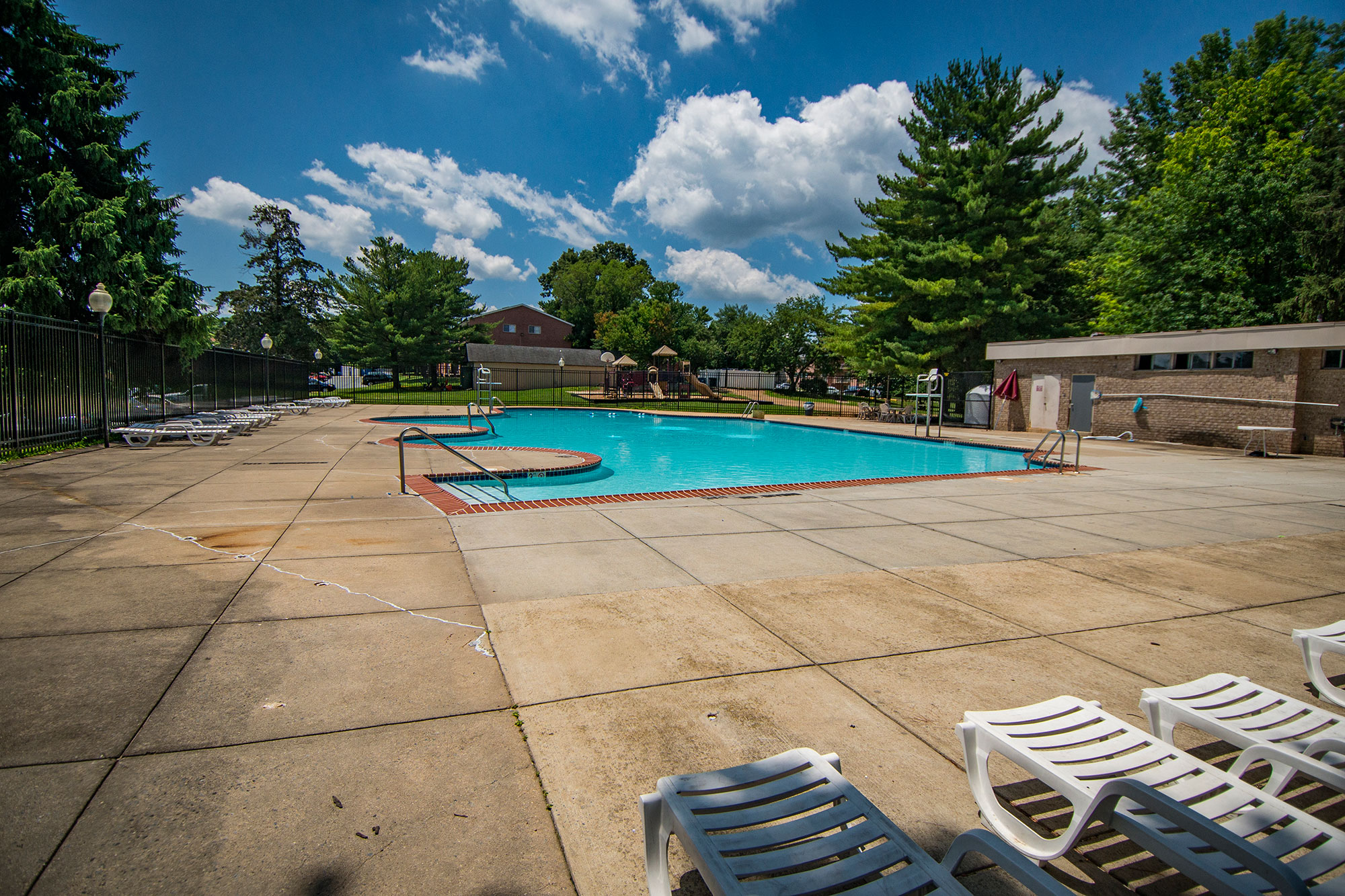 Maplewood Villas Apartments Pool 03