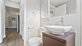 A1 One Bedroom Renovated One Bedroom Open Layout - Photo Gallery 5