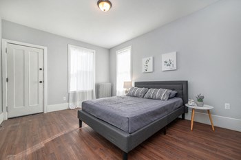 Large Bedroom - Photo Gallery 6