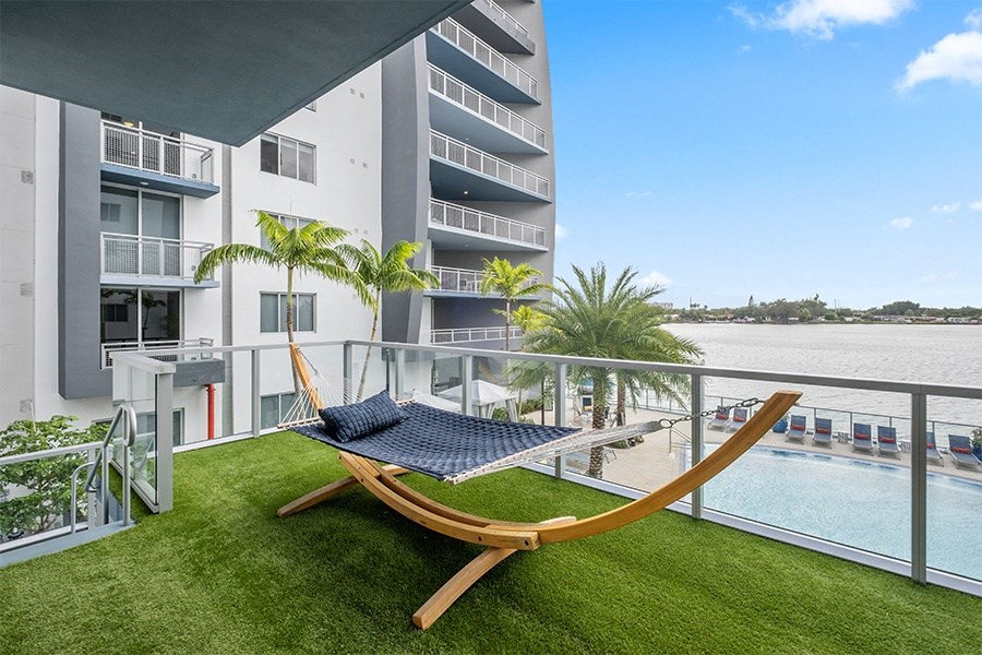 Outdoor Deck LaVida Apartments - Miami apartments - outdoor deck