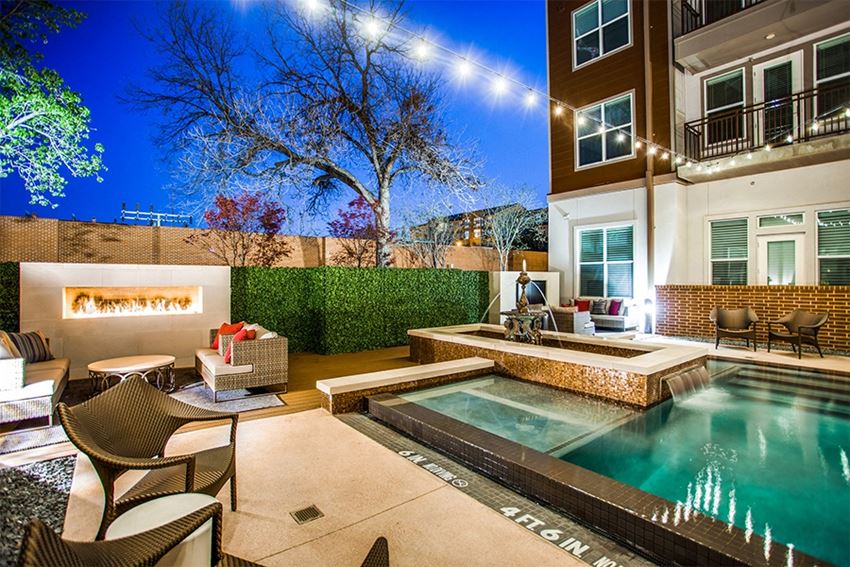 Uptown Dallas Apartments - Stella Apartments - Courtyard - Photo Gallery 1
