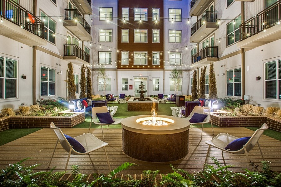 Stella Apartments in Dallas - Courtyard