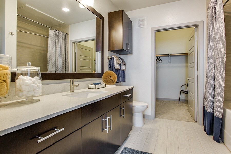 Apartments for Rent in Uptown Dallas - Stella Apartments - Bathroom