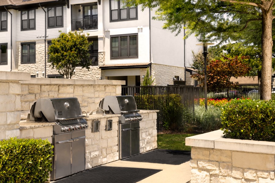 Stoneledge Apartments - Grapevine Texas - BBQ Grills