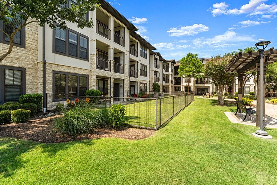 StoneLedge Apartments - Private, fenced-in yards available - Apartments in Southlake, TX