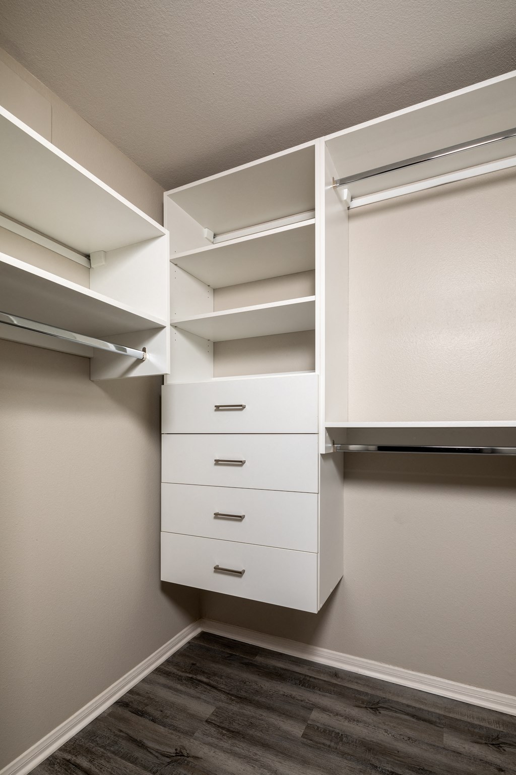closet with shelving