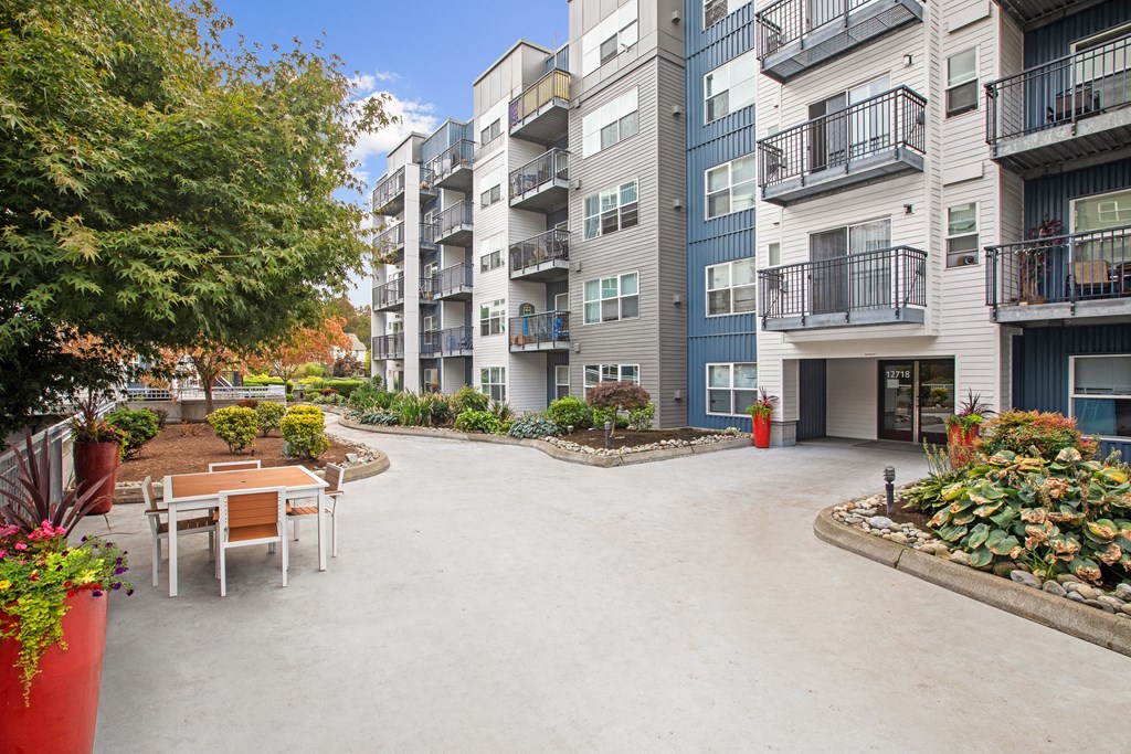 the preserve at ballantyne commons community courtyard