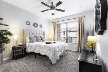 Bedroom Spacious master bedroom with bright windows - Photo Gallery 4