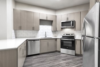 Kitchen with upgraded cabinets - Photo Gallery 3