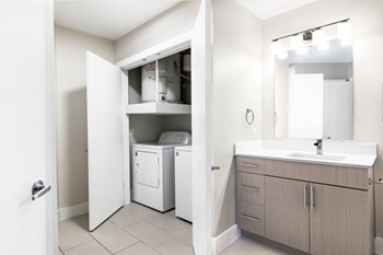 Bathroom with washer dryer closet - Photo Gallery 6