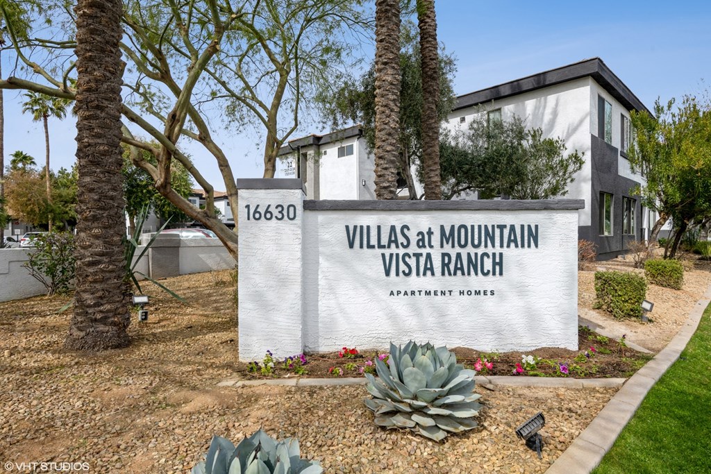 the sign for villas at mountain vista ranch