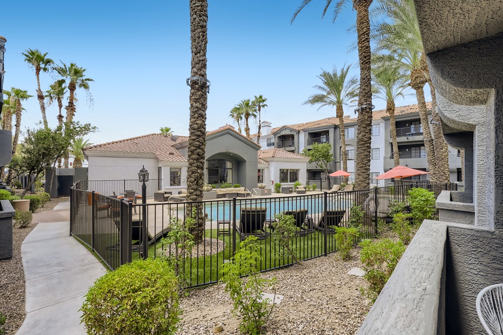 the preserve at ballantyne commons apartments courtyard with pool and palm trees