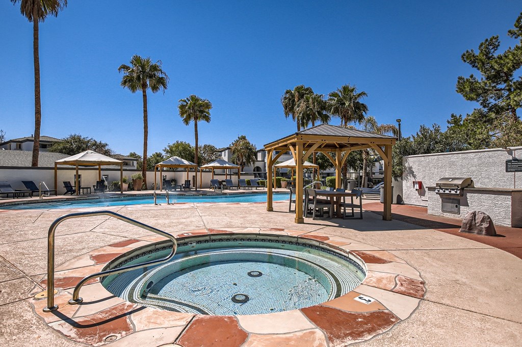 hot tub at the enclave at woodbridge apartments in sugar land, tx