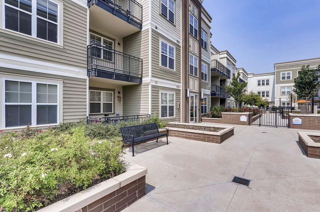 the preserve at ballantyne commons courtyard with benches and apartment buildings
