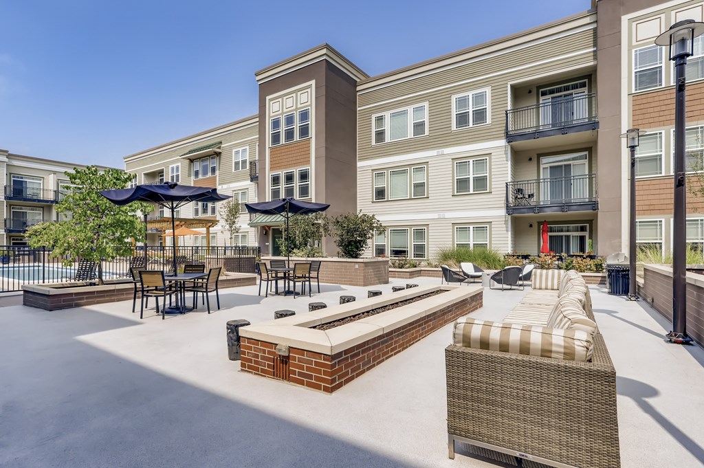 the preserve at ballantyne commons courtyard with tables and chairs and apartment buildings