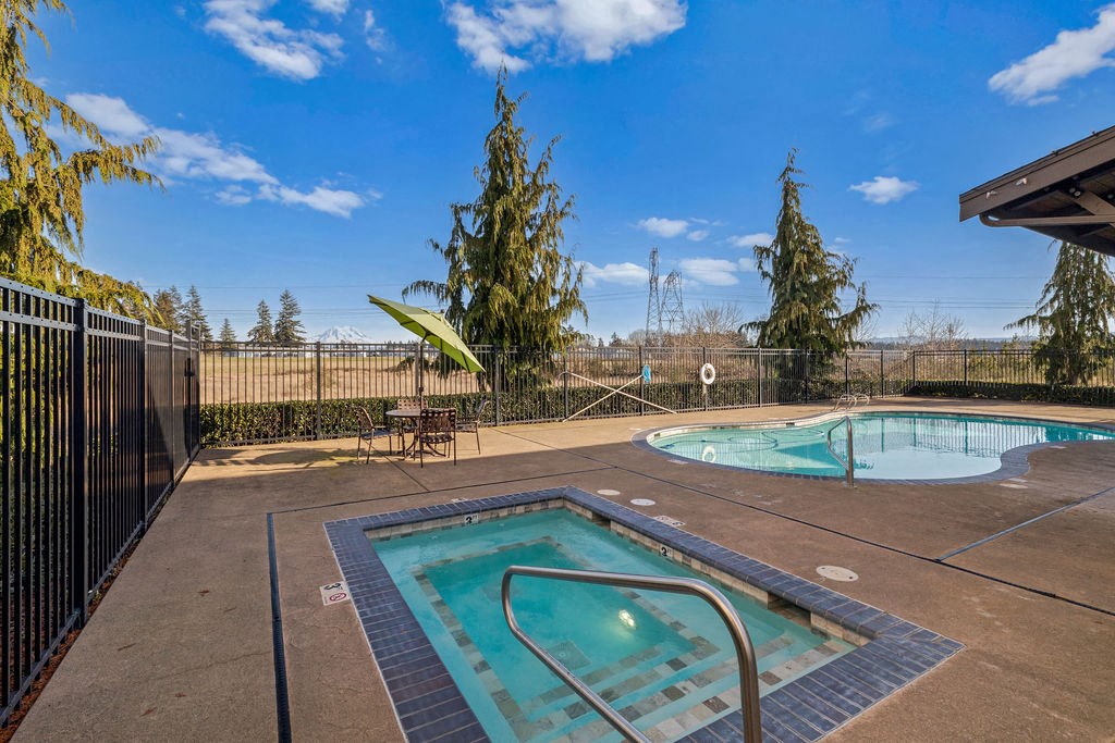 Hot Tub And Swimming Pool at Tustin Apartment Homes, Washington , 98597