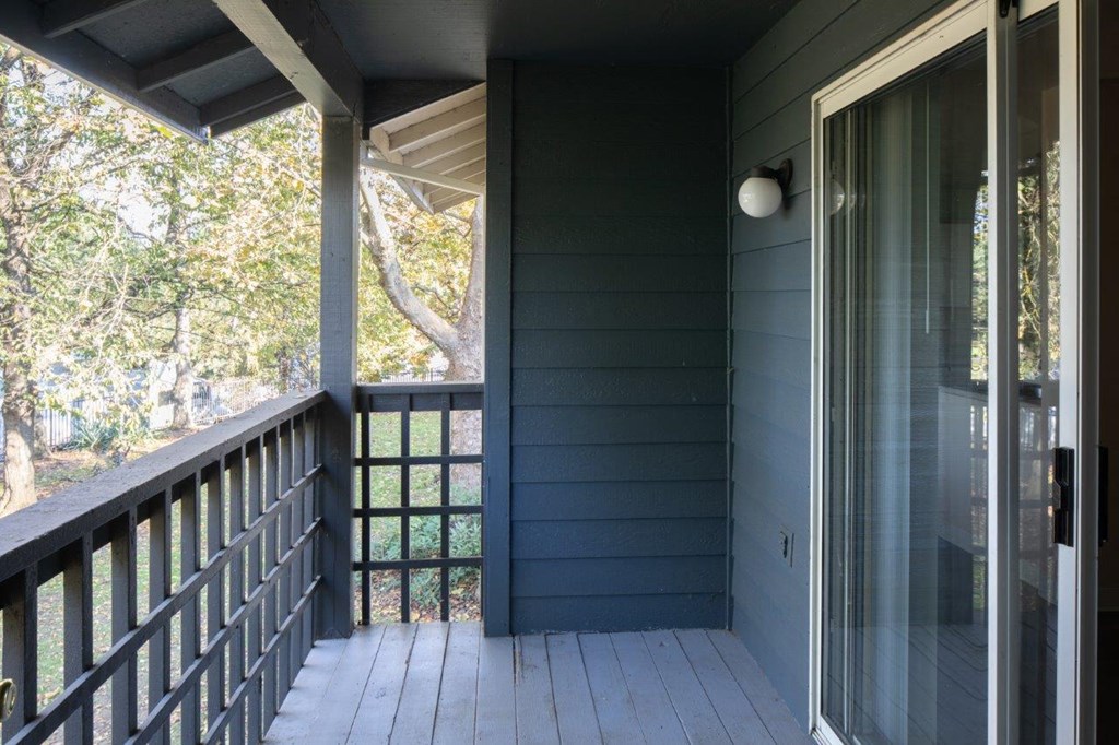 Aspire Columbia Ridge Apartments Balcony