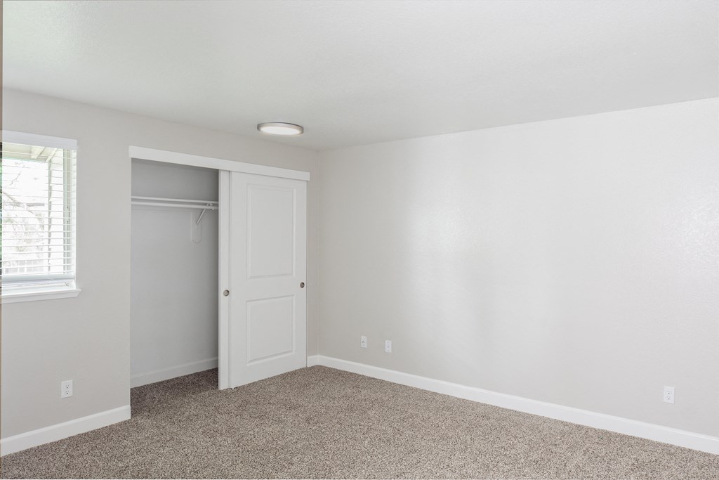 Aspire Gresham Apartments Renovated Bedroom and Closet