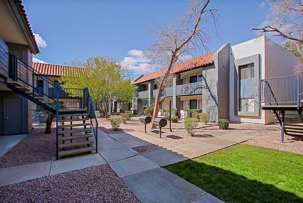 the preserve at ballantyne commons apartments courtyard and stairs