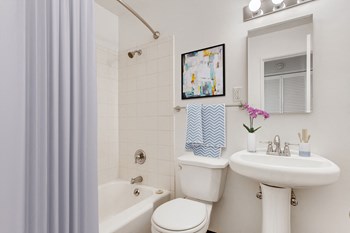 Palmer Park | Colorado Springs, CO Apartments | Virtual Bathroom Palmer Park | Colorado Springs, CO Apartments | Virtual Bathroom - Photo Gallery 4