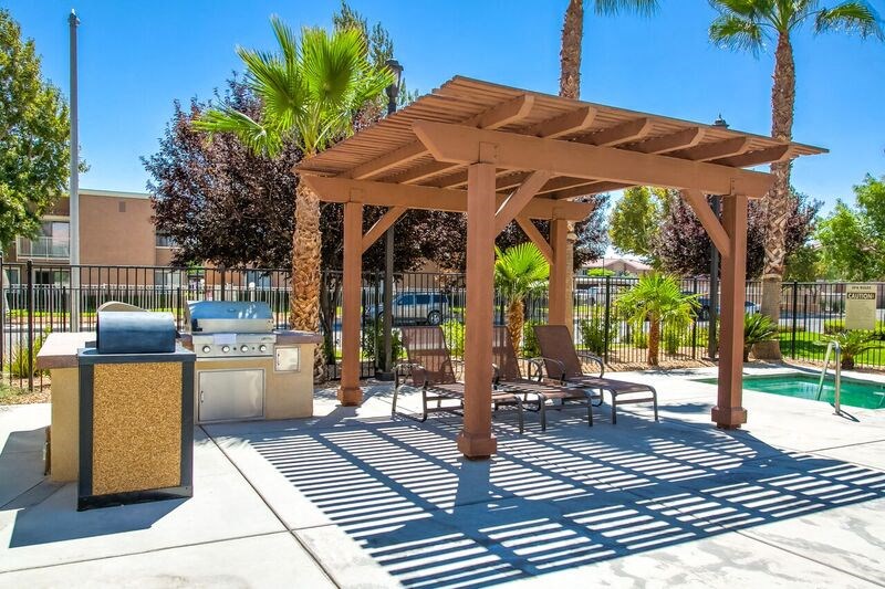 Sparkling Pool Featuring Various Lounge Areas at Riverton of the High Desert Apartments, California, 92392