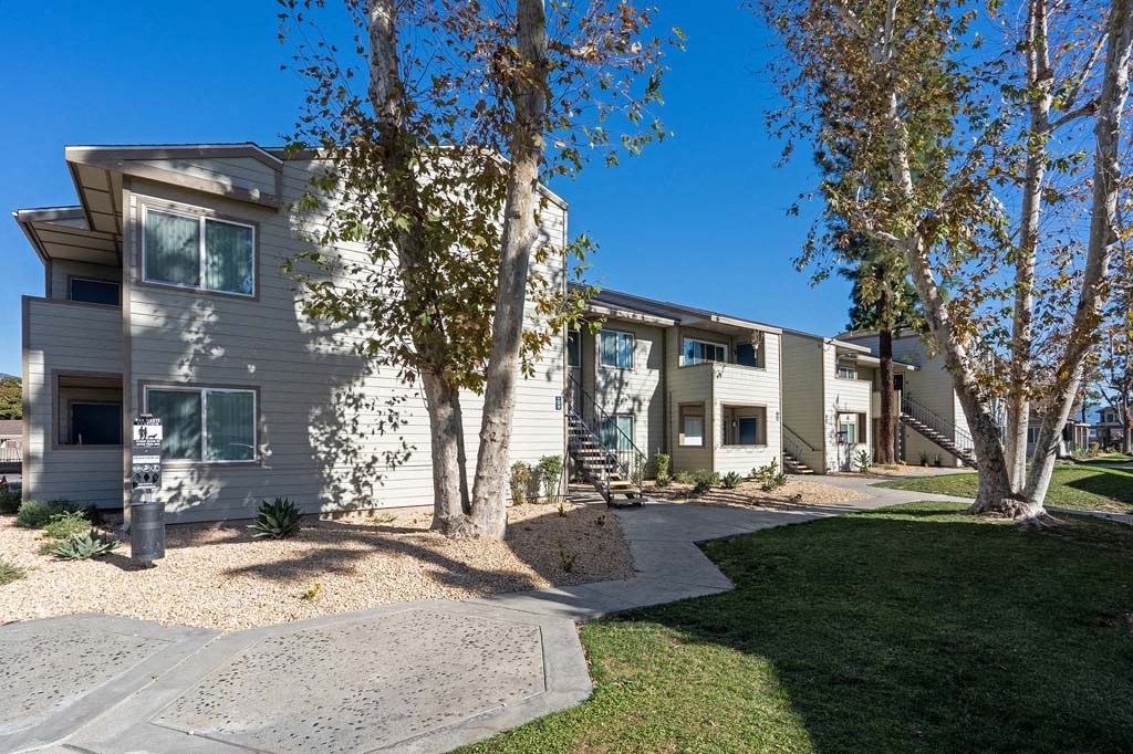 the preserve at ballantyne commons community courtyard at Aspire Rialto, Rialto