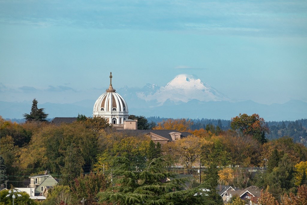 the dome of the capitol building with mt rainier in the background