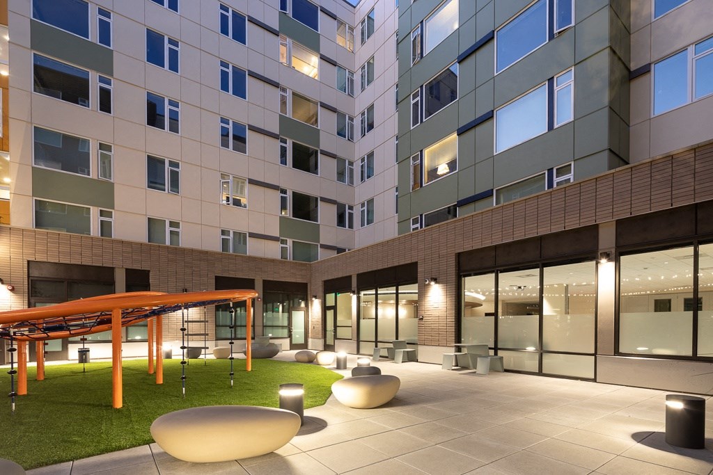 Lawnat Cedar Crossing, Washington, 98115