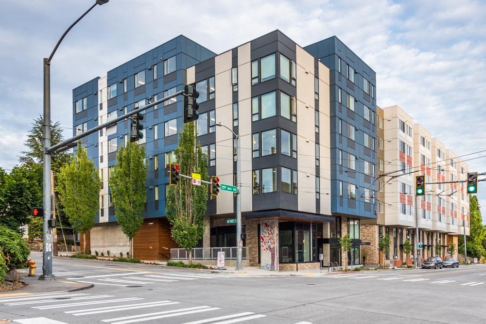 the building in which the hotel is located at Arbora Court, Seattle