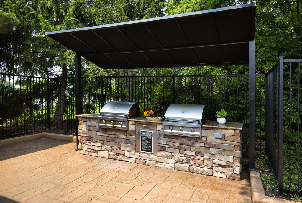 Indianapolis Apartments Castle Creek Outdoor Grills and Chef's Kitchen