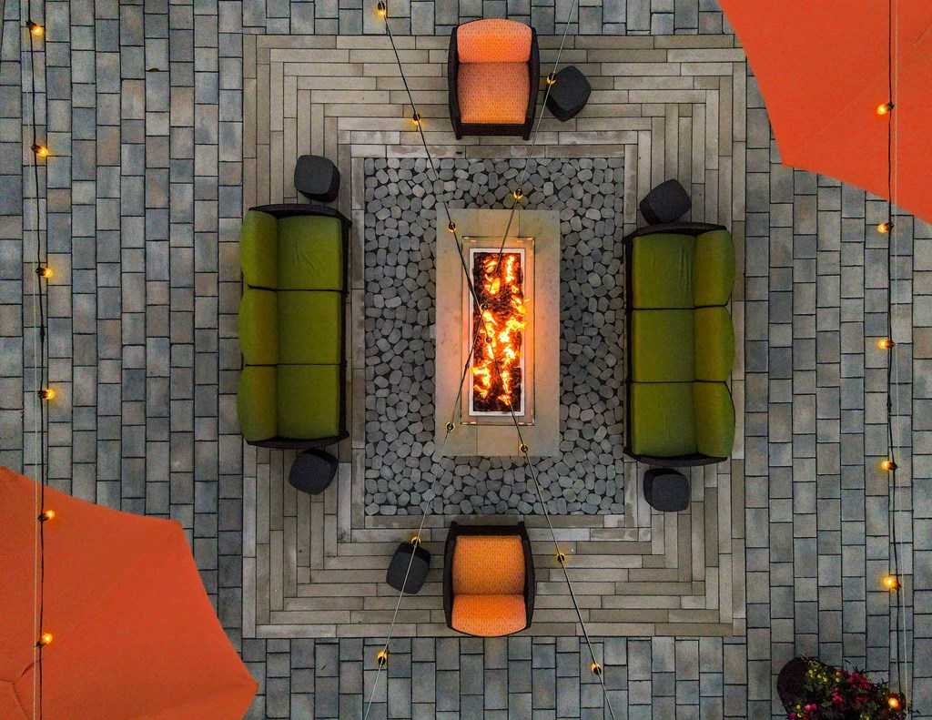 Creek's Edge Apartments Richmond Virginia overhead shot of the fire pit and lounge area