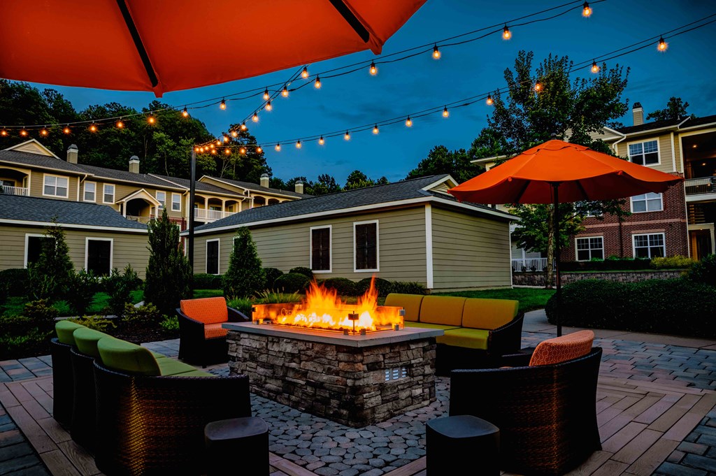 Creek's Edge Apartments Richmond Virginia fire pit and lounge seating
