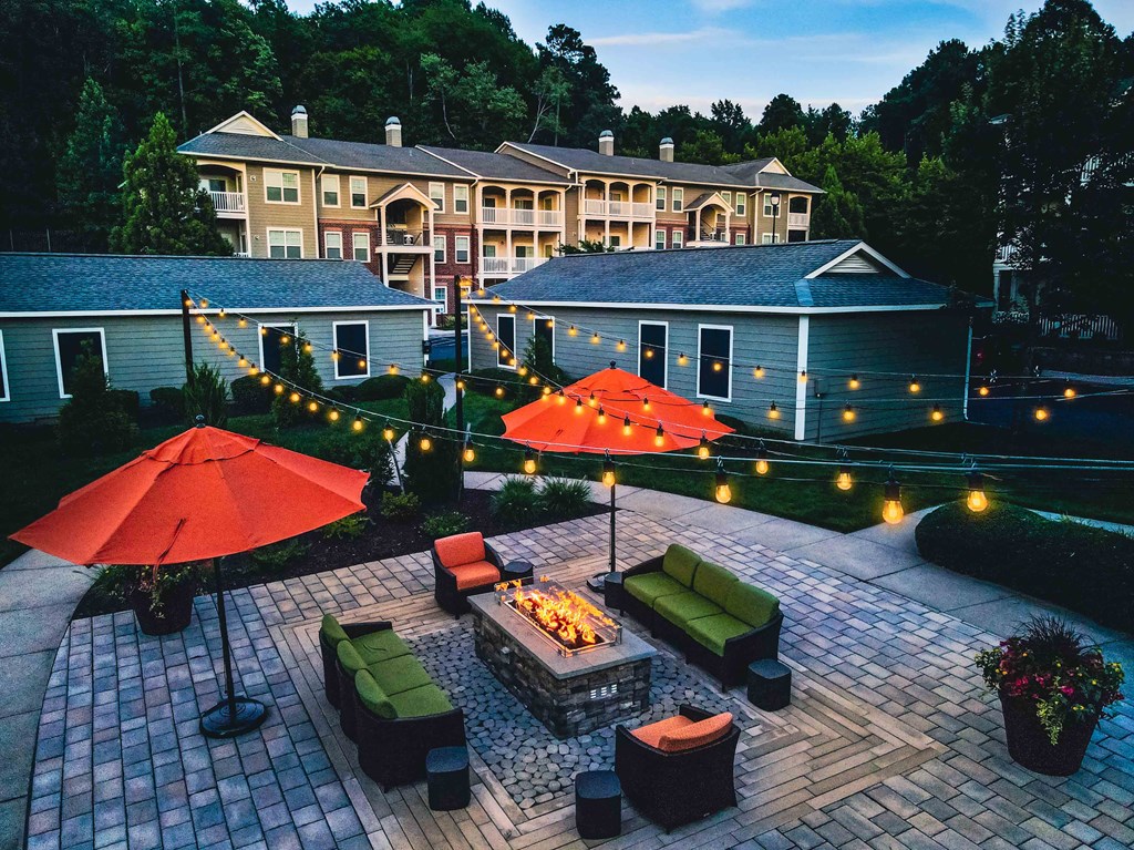 Creek's Edge Apartments Richmond Virginia overhead shot of the fire pit and lounge area