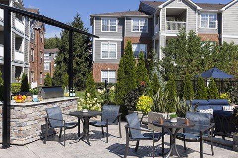 Indianapolis Lake Clearwater Apartments outdoor chef's kitchen and dining area