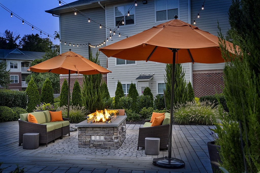 Creek's Edge Apartments Richmond Virginia outdoor lounge area with bistro lighting