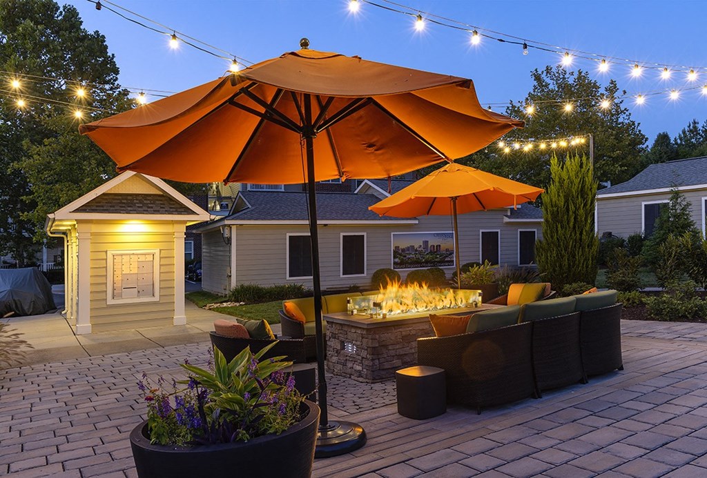 Creek's Edge Apartments Richmond Virginia outdoor fire pit and lounge area