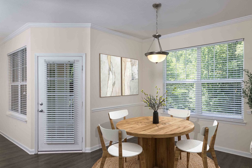 Creek's Edge Apartments Richmond Virginia dining area with crown molding