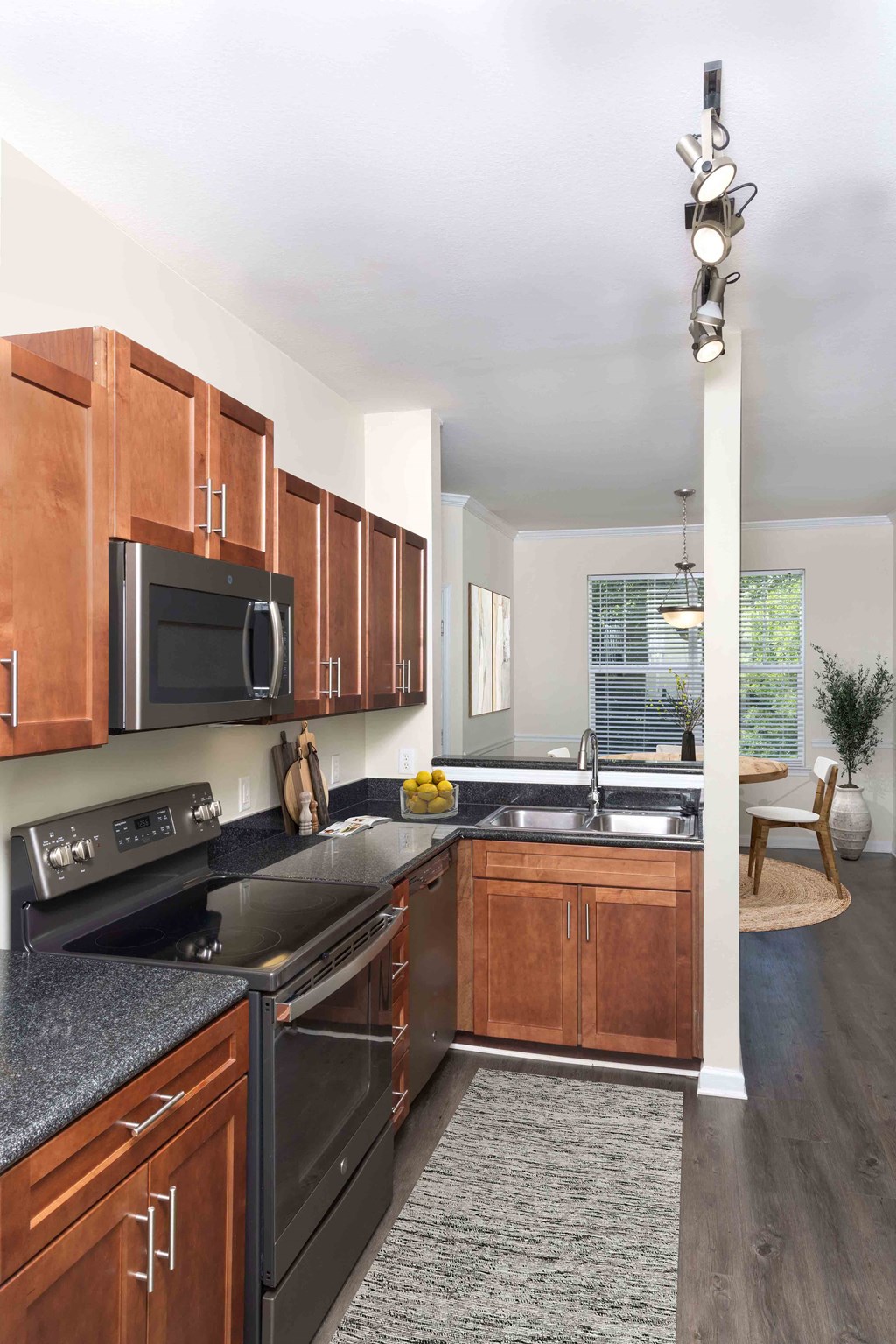 Creek's Edge Apartments Richmond Virginia gourmet kitchen with custom cabinetry