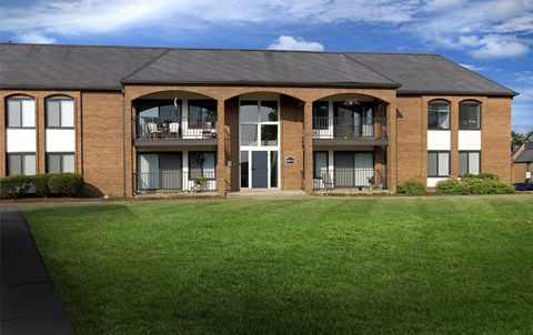 Hurstbourne Grand Apartments Louisville building exterior with greenspace