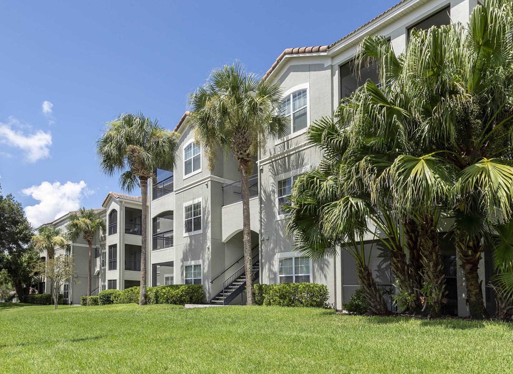 Sanford Lake's Edge Apartments greenspace