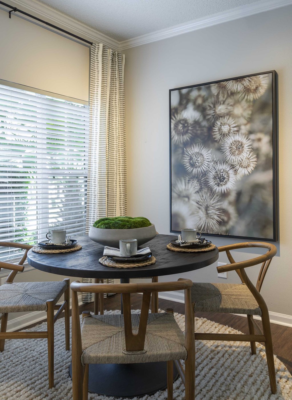 Sanford Lake's Edge Apartments dining area with crown molding