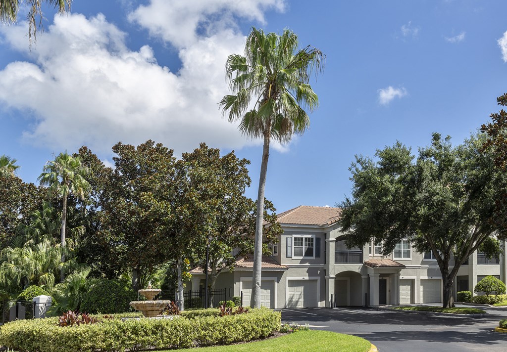 Sanford Lake's Edge Apartment landscaping