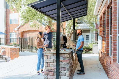 Indianapolis Lake Clearwater Apartments outdoor grill and chef's kitchen