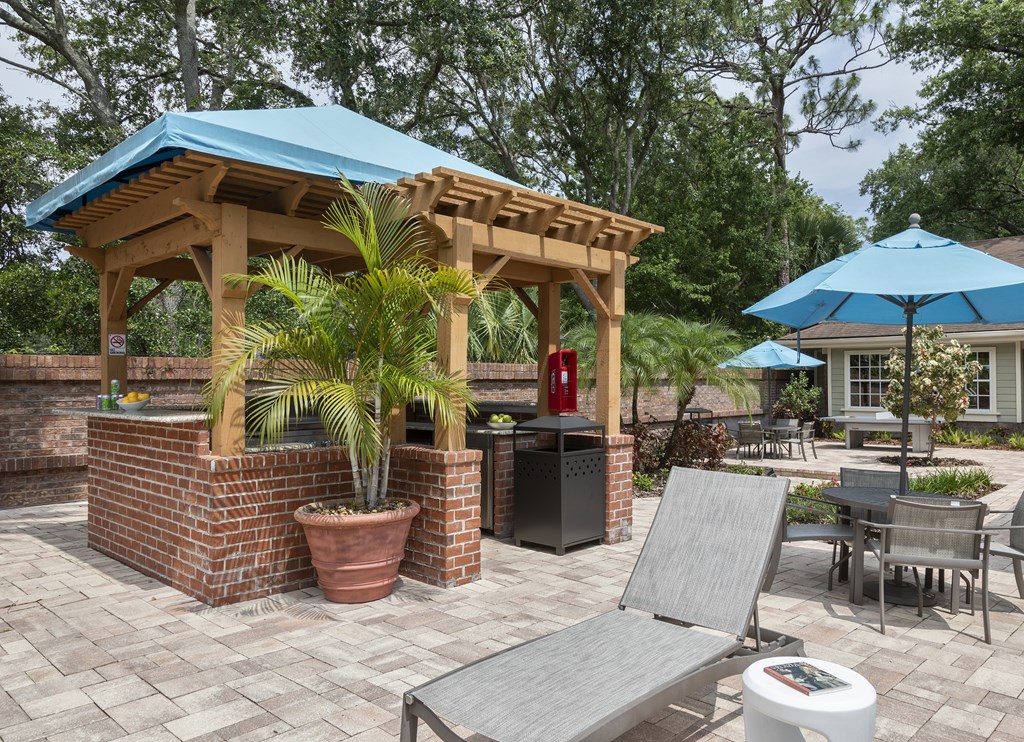 Longwood Sabal Park Apartments outdoor chef's kitchen and dining area