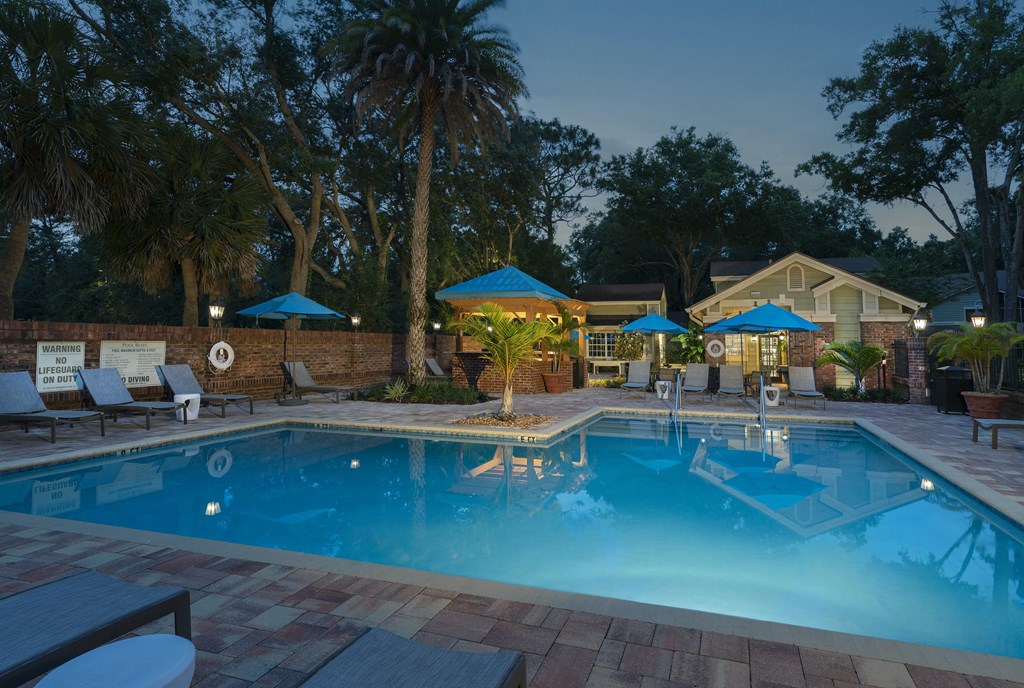 Longwood Sabal Park Apartments pool at dusk