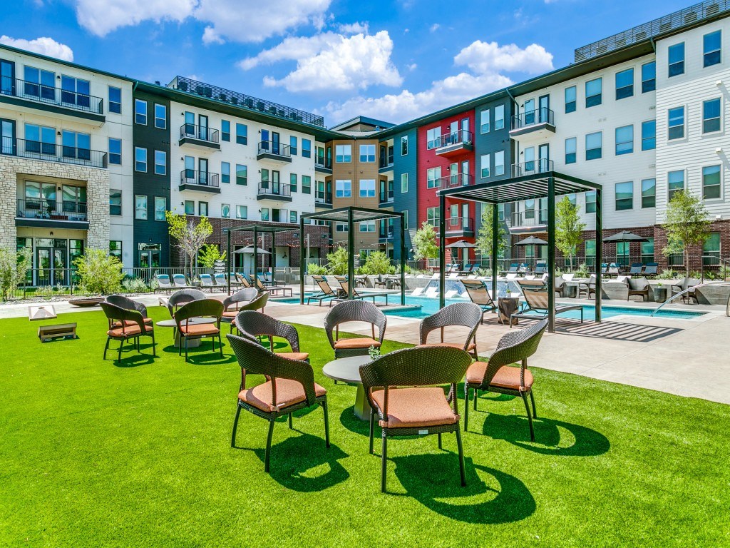 Sagemont Apartments Irving Texas outdoor courtyard and greenspace