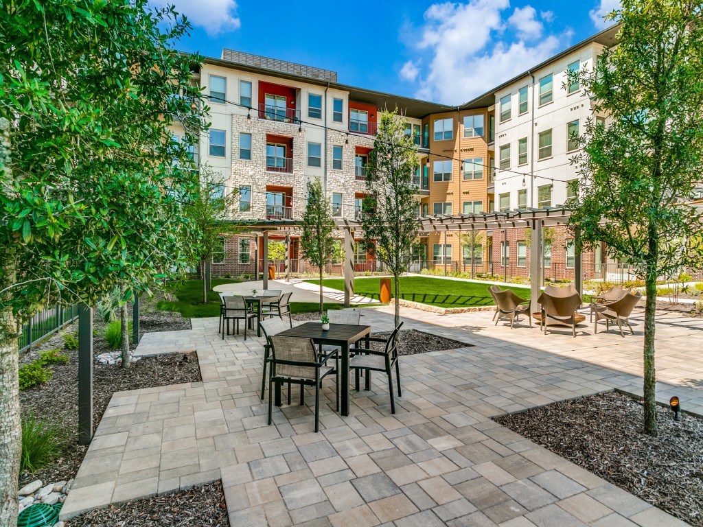 Sagemont Apartments Irving Texas outdoor courtyard with dining tables