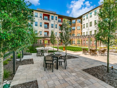 Sagemont Apartments Irving Texas outdoor courtyard with dining tables