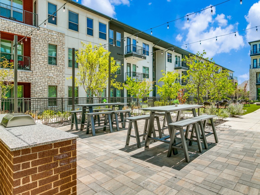 Sagemont Apartments Irving Texas outdoor grills with dining tables