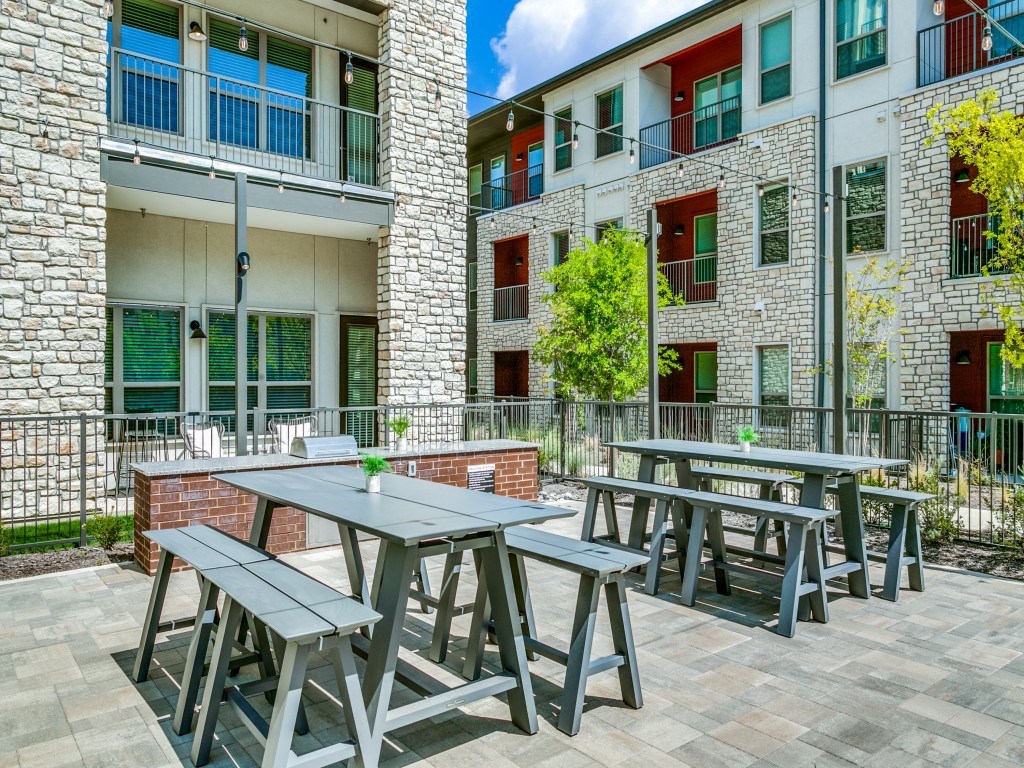 Sagemont Apartments Irving Texas outdoor grills with dining tables